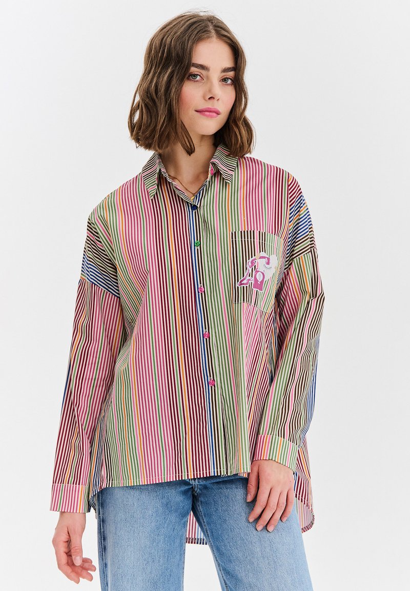 Pasiasta koszula z długim rękawem w intensywnych kolorach, w tym różowym, zielonym i niebieskim, z przednią kieszenią z haftowanym wzorem.