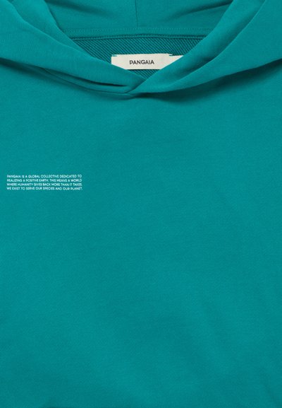 Teal bomullshuvtröja med en framficka, snörning i huvan och tryckt vit text på vänster sida. Lappen visar varumärket Pangaia.