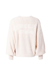 Světle růžový, huňatý svetr s překvapivými rameny, na zadní straně s textem "RUMELIS STUDIO" vyrobeným z mírně vyvýšeného bílého materiálu.