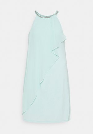 Robe sans manches bleu clair avec encolure perlée et superposition froncée à l'avant, longueur genoux, présentée sur fond blanc.