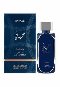 Sininen lasinen hajustepullo, jossa on hopeinen kansi ja monimutkainen muotoilu. Laatikkossa on kultaisia ja valkoisia tekstejä, geometrisia kuvioita sekä tummansininen tausta.