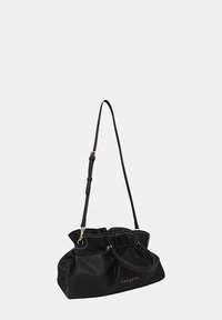 Borsa a mano in pelle nera con parte superiore arricciata, tracolla regolabile e dettagli in metallo dorato. Superficie texturizzata e marchio in rilievo discreto sul davanti.