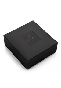 Scatola rettangolare nera con una finitura opaca liscia. Presenta un logo in rilievo sulla parte superiore e bordi puliti, complemento di un design minimalista.