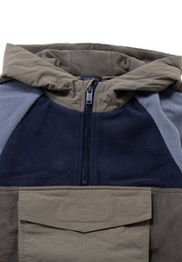 Kurtka polarowa z kapturem, w kolorze granatowym z przodem, szarymi i oliwkowymi akcentami, kieszenią z przodu oraz zapięciem na zamek.