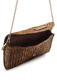 Bolso de mano marrón tejido con exterior texturizado, correa de cadena, cierre magnético e interior de tela marrón con un bolsillo adicional.