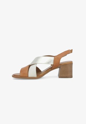 Sandali slingback in pelle marrone e bianca con un accento metallico argento, punta aperta e un tacco a blocco texturizzato. Design con fasce incrociate.
