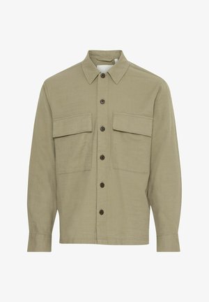 Zelena košulja dugih rukava s teksturiranom tkaninom, ovratnikom, dva džepa na prsima i smeškastim dugmadi. Dugih rukava s dugmadima na manžetama.