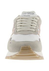 Sneaker in suede grigio e pelle bianca con suola in gomma beige, dettagli testurizzati e lacci crema, con un logo sulla linguetta e sul lato.