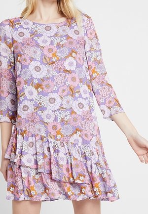 Pitkähihainen, polvenmittainen mekko, jossa on röyhelöreuna ja tiheä kukkakuvio violettiin, vaaleanpunaiseen, valkoiseen ja oranssiin sävyyn.