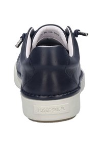 Meripedi nahkahousut tummansinisiä, joissa on valkoinen kumipohja, sileä pinta ja hienovaraiset ompeluyksityiskohdat. Varustettu brändätyllä kantapäällä ja vetoketjuakkenteilla.