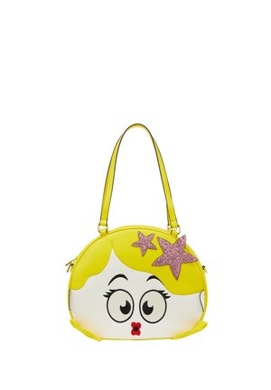 Sac à main jaune en forme de visage avec de grands yeux, des lèvres rouges, des cheveux jaunes et deux accessoires roses scintillants en forme d’étoile sur le dessus.