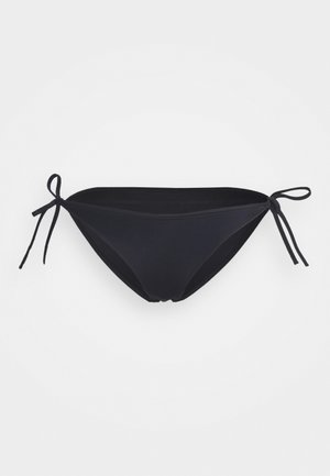 Parte inferiore di bikini nera realizzata in tessuto morbido. Presenta lacci ai lati, una linea bassa e un design minimalista senza motivi o dettagli.