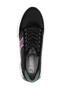 Schwarzer Sportschuh mit lila und weißen Akzenten, verfügt über ein strukturiertes Obermaterial, Schnürsenkel und eine klobige weiße Sohle. Innen beschriftet mit "rieker EVOLUTION SOFT."