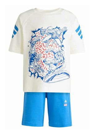 Bílé tričko s modrým grafickým motivem superhrdiny a červenými doplňky, doplněné modrými šortkami. Vyrobeno z měkké látky. Přítomny loga Adidas a Marvel.