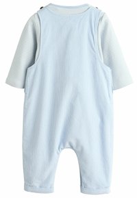 Helle blaue Corduroy-Latzhose mit einem gestreiften Langarmshirt darunter. Verfügt über Knöpfe an den Trägern und umgeschlagenen Ärmeln. Weicher Textur.