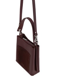Burgundowa skórzana torebka z zamszową przednią kieszenią, krótkim uchwytem u góry i odczepianym paskiem na ramię, z metalowymi elementami w kolorze srebrnym.