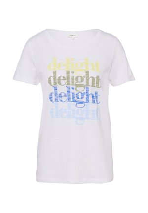 Biały t-shirt z krótkim rękawem z nadrukiem słowa „delight” powtarzanego czterokrotnie w kolejnych kolorach: żółtym, oliwkowozielonym, ciemnoniebieskim i jasnoniebieskim.