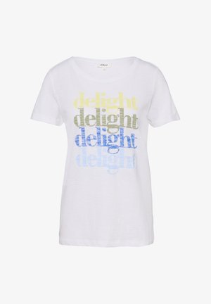 Weißes T-Shirt mit kurzen Ärmeln und dem Wort "delight" viermal in absteigenden Farben gedruckt: Gelb, Olivgrün, Dunkelblau und Hellblau.