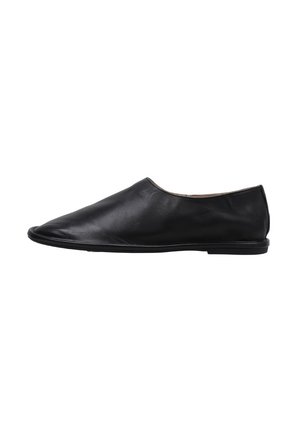 Zapato plano de cuero negro con punta redonda, tacón bajo y diseño sin cordones, mostrado de perfil sobre fondo blanco.