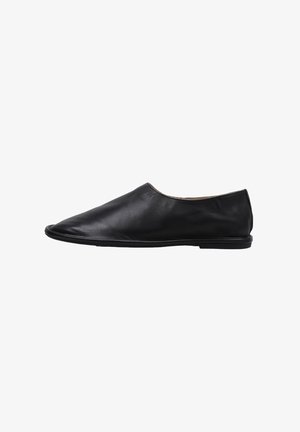 Zapato plano de cuero negro con punta redonda, tacón bajo y diseño sin cordones, mostrado de perfil sobre fondo blanco.