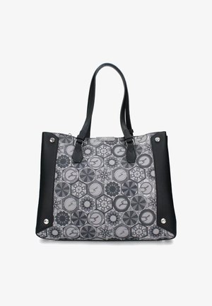 Sort og grå totebag med geometriske mønstre, blødt stof foran og glatte lædersider. Inkluderer sølvfarvede detaljer i hjørnerne.