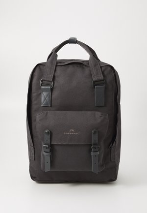 Must mustrepp seljakott, millel on kaks reguleeritavat õlarihma, ülemine käepide, eesmine tasku klambri kinnitustega ja minimalistlik logo detail.