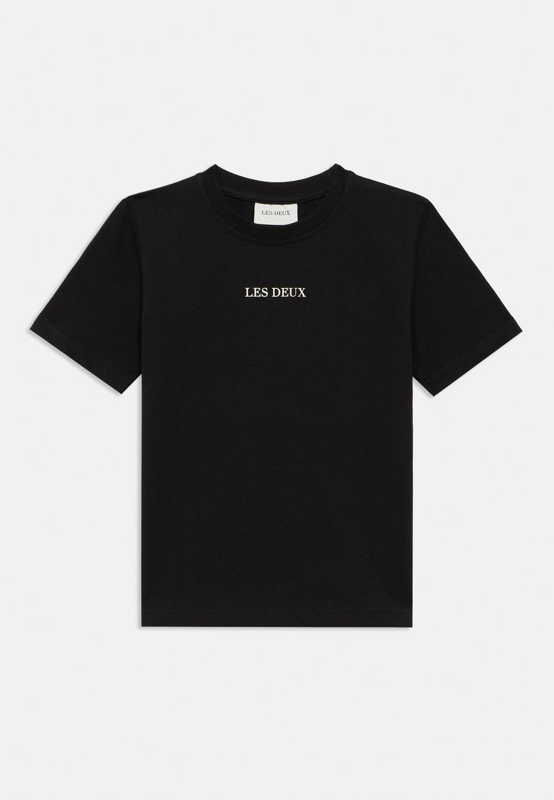 Μαύρο βαμβακερό κοντομάνικο μπλουζάκι με στρογγυλή λαιμόκοψη και το λευκό κείμενο "LES DEUX" τυπωμένο στο μπροστινό μέρος. Λείο ύφασμα, απλός σχεδιασμός.