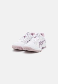 Et par hvide atletiske sneakers med pink accenter og snørebånd, placeret side om side på en hvid baggrund.