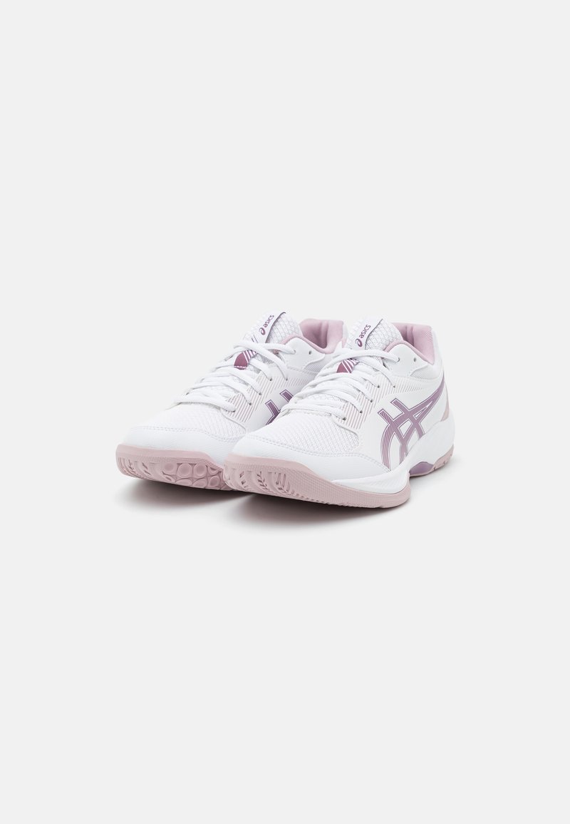 Een paar witte sport sneakers met roze accenten en veters, zij aan zij gepositioneerd op een witte achtergrond.