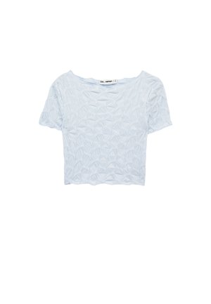 Haut court à manches courtes bleu clair avec motif texturé de feuilles et encolure ronde, présenté sur un fond blanc.