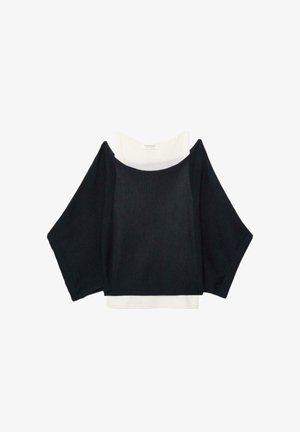 Schwarzer locker sitzender Pullover mit langen Ärmeln, über einem weißen, eng anliegenden ärmellosen Top getragen, auf weißem Hintergrund dargestellt.