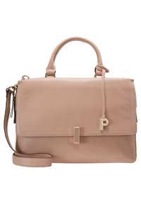 Rosa läderhandväska med en strukturerad form, dubbla handtag upptill, avtagbar axelrem och en lås i guldton med bokstavsdetalj.