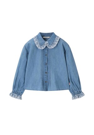 Blouse en denim bleu clair à manches longues avec col et poignets bordés de dentelle blanche, fermeture par boutons sur le devant, et détails plissés à l'avant.