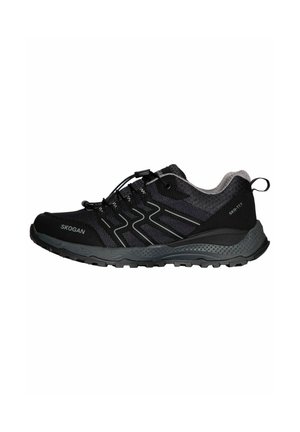 Zapato de senderismo negro y gris oscuro con suela texturizada, sistema de cordones rápidos y los nombres de marca Skogan y Sko-Tex en el lateral.