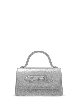 Petit sac à main en cuir argenté texturé avec une poignée supérieure et un détail en métal mors de cheval sur le rabat avant.