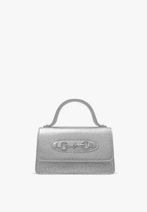 Petit sac à main en cuir argenté texturé avec une poignée supérieure et un détail en métal mors de cheval sur le rabat avant.