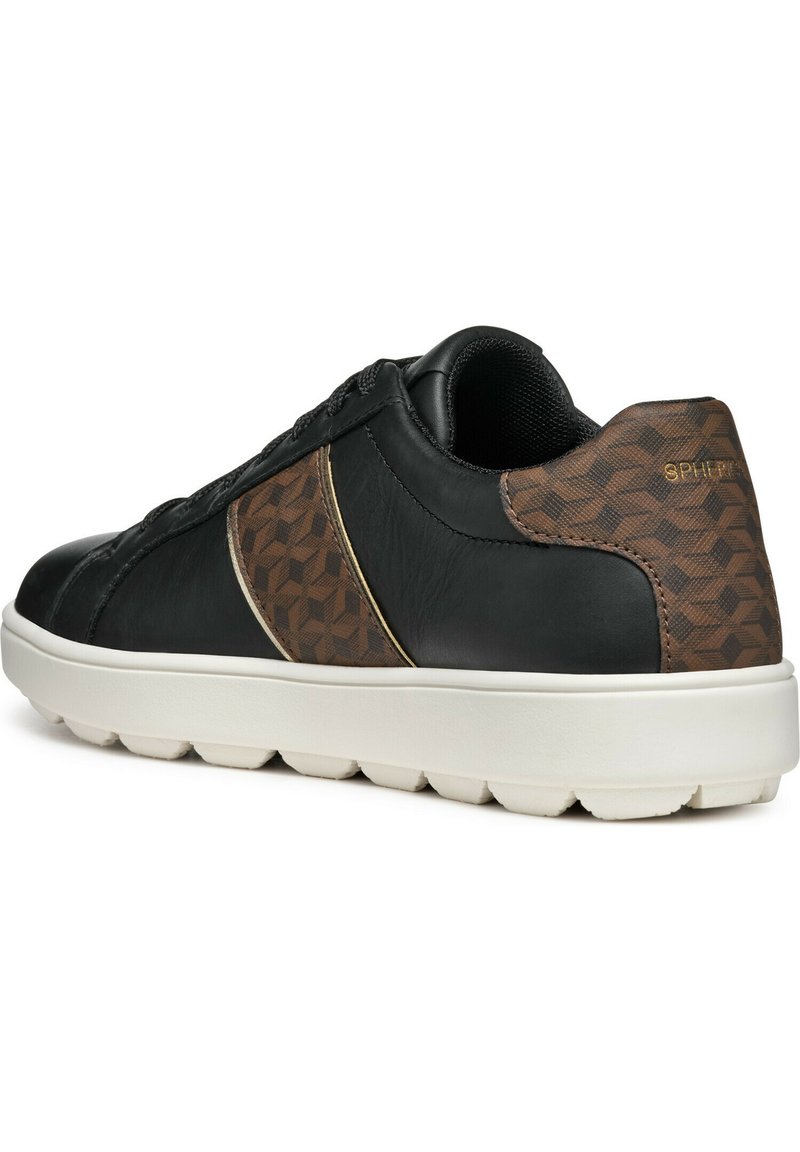Sneaker en cuir noir avec un motif géométrique marron, des accents texturés et une semelle blanche épaisse. Présente un design lacé épuré et un détail de marque.