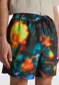Farbenfrohe Badeshorts mit schwarzem Grund und einem lebhaften, abstrakten Muster in Grün, Orange und Blau. Elastischer Bund mit Kordelzug.