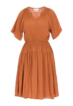 Knieumspielendes, rost-orangefarbenes Kleid mit kurzen Ärmeln, elastischem Bund, gerafftem Rock und dezent karierter Textur.