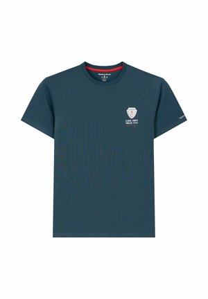 Camiseta azul marino de manga corta con cuello redondo y un pequeño logo en el pecho que dice "Classic Sports Timeless Style" y ribete rojo en el interior del cuello.