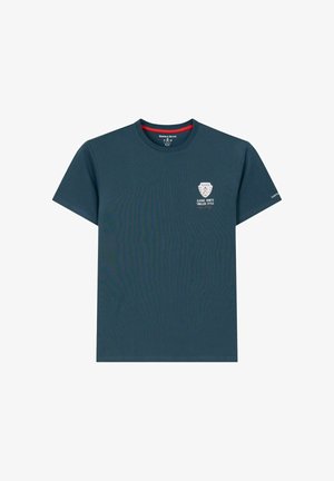 Camiseta azul marino de manga corta con cuello redondo y un pequeño logo en el pecho que dice "Classic Sports Timeless Style" y ribete rojo en el interior del cuello.