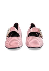 Zapatos de terciopelo rosa con una textura acanalada, punta afilada y hebilla decorativa en el costado. Suela plana para un uso cómodo.