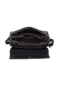 Bolso crossbody de piel negra con solapa abierta, que muestra múltiples compartimentos y una correa de hombro ajustable con hebilla de plata.