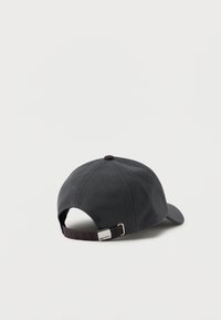 Sötétszürke baseball sapka texturált anyagból, ívelt karimával és állítható pánttal, ezüst színű fém csattal a hátoldalon.