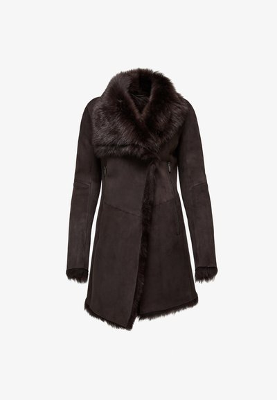 Pruun suede jakk suure kunstkarva kaeluse ja varrukatega. Omab külgvisiire ja kohandatud lõiget, millel on asümmeetriline helm.