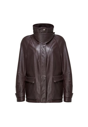 Chaqueta de cuero marrón oscuro con cuello alto de botones a presión, bolsillos frontales con solapas y mangas largas con correas en los puños.