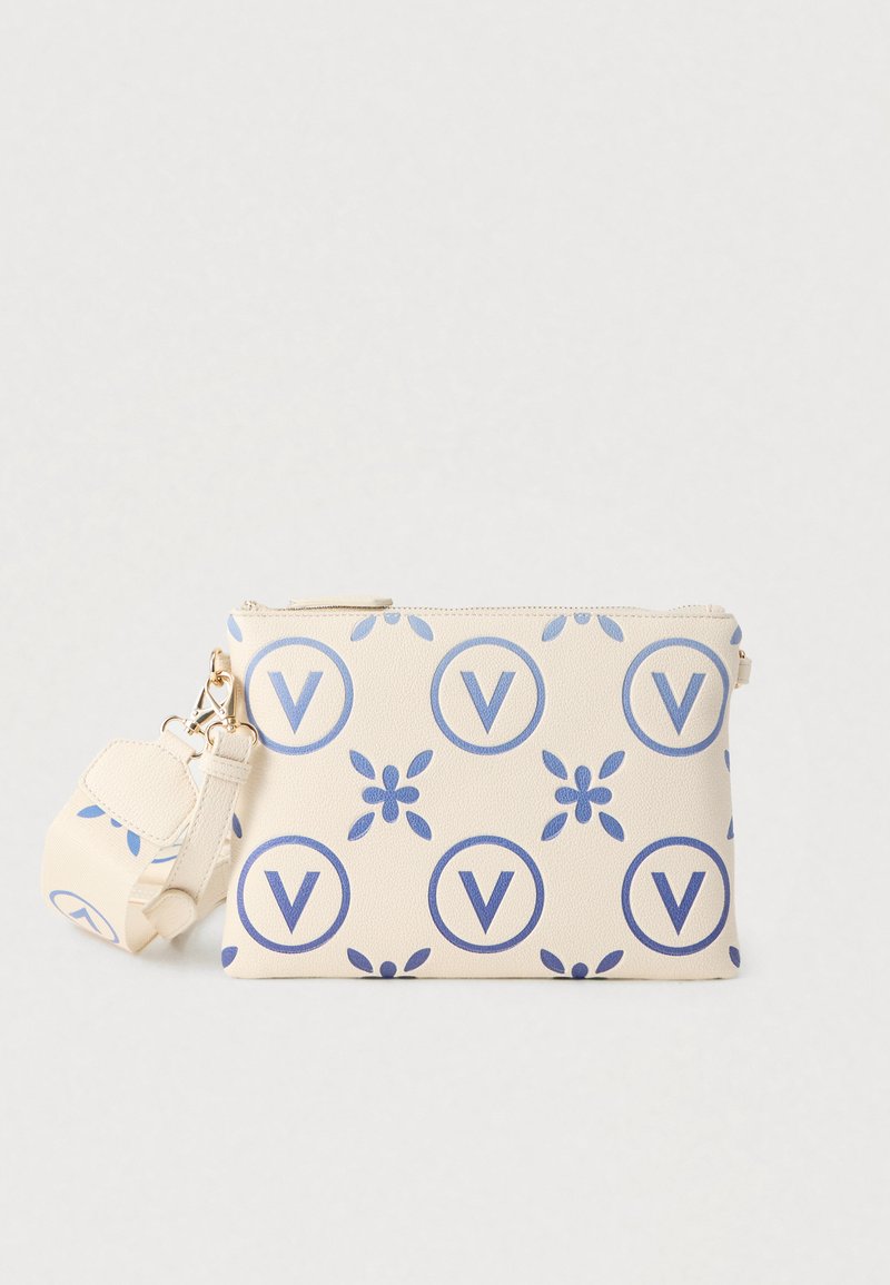 Crèmekleurige ritssluiting etui met blauwe "V" in een cirkel en bloemmotieven, met een afneembare bijpassende band met gouden sluitingen.