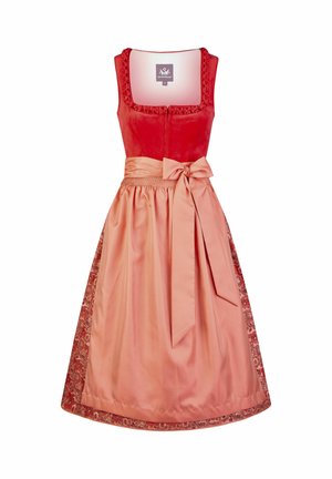 Rode mouwloze jurk met een vierkante halslijn en een bloemenzoom, met een perzikkleurig schortje dat met een strik in de taille is bevestigd.