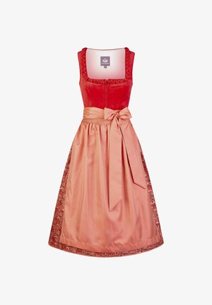 Rode mouwloze jurk met een vierkante halslijn en een bloemenzoom, met een perzikkleurig schortje dat met een strik in de taille is bevestigd.