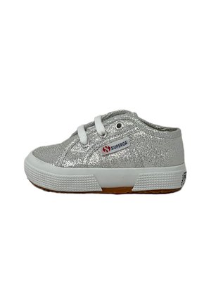 Scarpa da bambino con paillettes argento, lacci bianchi, suola spessa bianca e targhetta con logo "Superga" sul lato.
